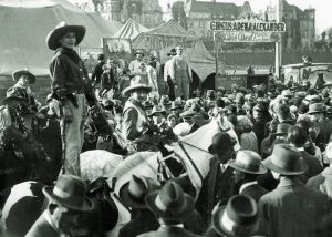 Bildnachweis: Cowboy Club München / morisel Verlag

Bild aus dem Buch: WILDWEST MÜNCHEN - Sehnsucht, Abenteuer und Romantik in der Stadt, erschienen im morisel Verlag 2019

Abdruck gestattet im Rahmen der Berichterstattung über das Buch
Kontakt: morisel Verlag München, mail@morisel.de